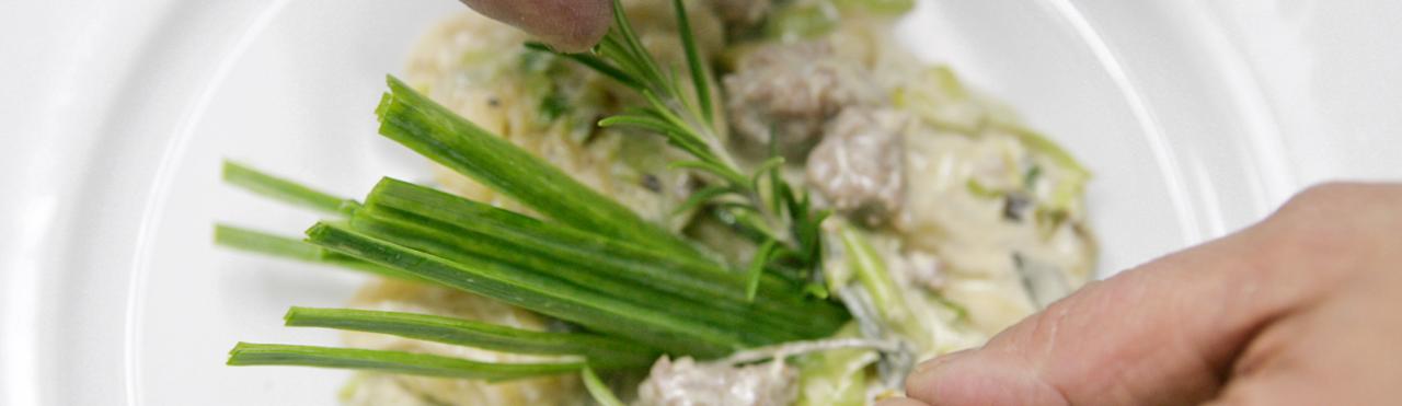 CRUSET AI PORRI E PATATE ALLA BAGNA GRISA, IL PIATTO TRADIZIONALE DELLA VALLE STURA
